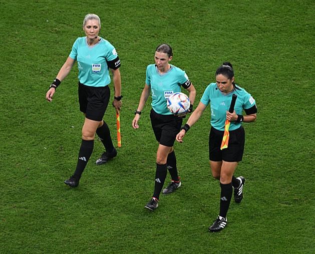 Stéphanie Frappart (középen) az első olyan női bíró, aki férfi labdarúgóvilágbajnokságon mérkőzést vezetett (Fotó: AFP)