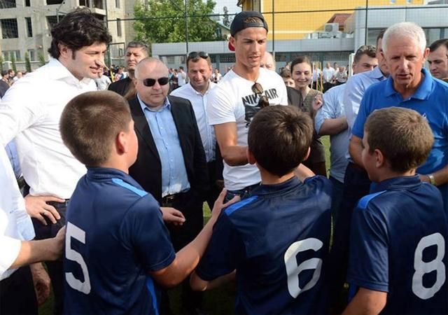 Cristiano Ronaldo és Kaha Kaladze gyerekek között (Forrás: cristianoronaldofan.net)