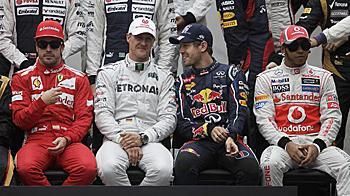 Fotózás a rajt előtt. A kép tükrözi Vettel és Alonso 
 hétvégi hangulatát, a német a lazább, ami érthető