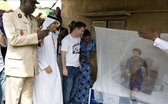 Messi megtekintette a saját képével díszített szúnyoghálót is... (forrás: sport.es)