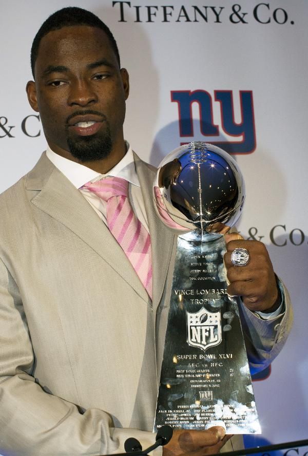 Justin Tuck a trófeával (Fotók: nfl.com)