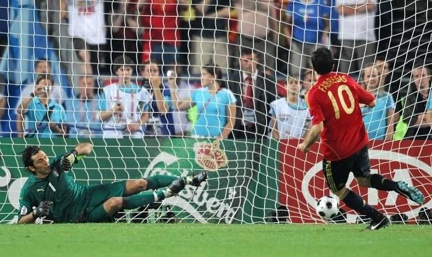 Cesc Fabregas utolsó emberként értékesített tizenegyese két Eb-n ért továbbjutást válogatottjának. 2008-ban Buffon mellett rúgta be, s juttatta tovább a későbbi győztes spanyolokat az elődöntőbe (Fotó: AFP)