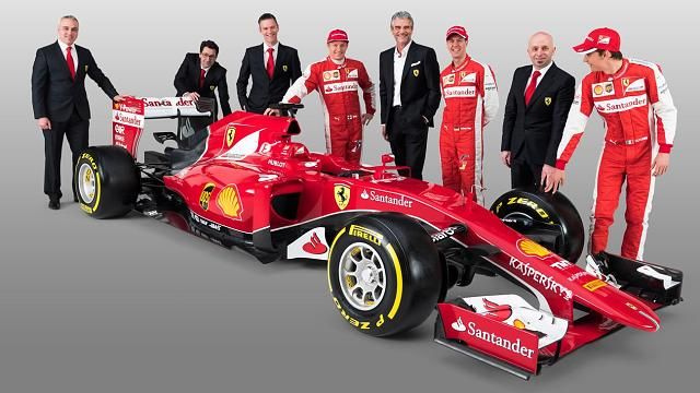 A Ferrari új kulcsemberei, Räikkönen és Vettel között a csapatfőnök, Maurizio Arrivabene