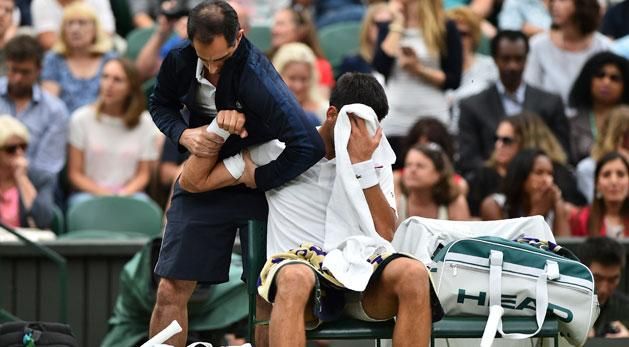 Djokovicsot ápolni kellett, nem is tudta folytatni a mérkőzést (Fotó: AFP)
