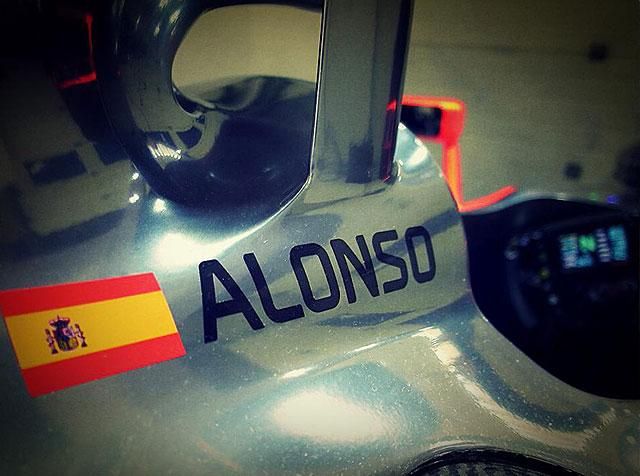 Alonso McLarenje készen áll a garázsban (Fotó: McLaren)