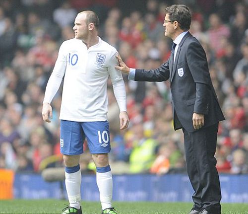 Rooney pedig a válogatott meccsen Capellóval (forrás: dailymail.uk)