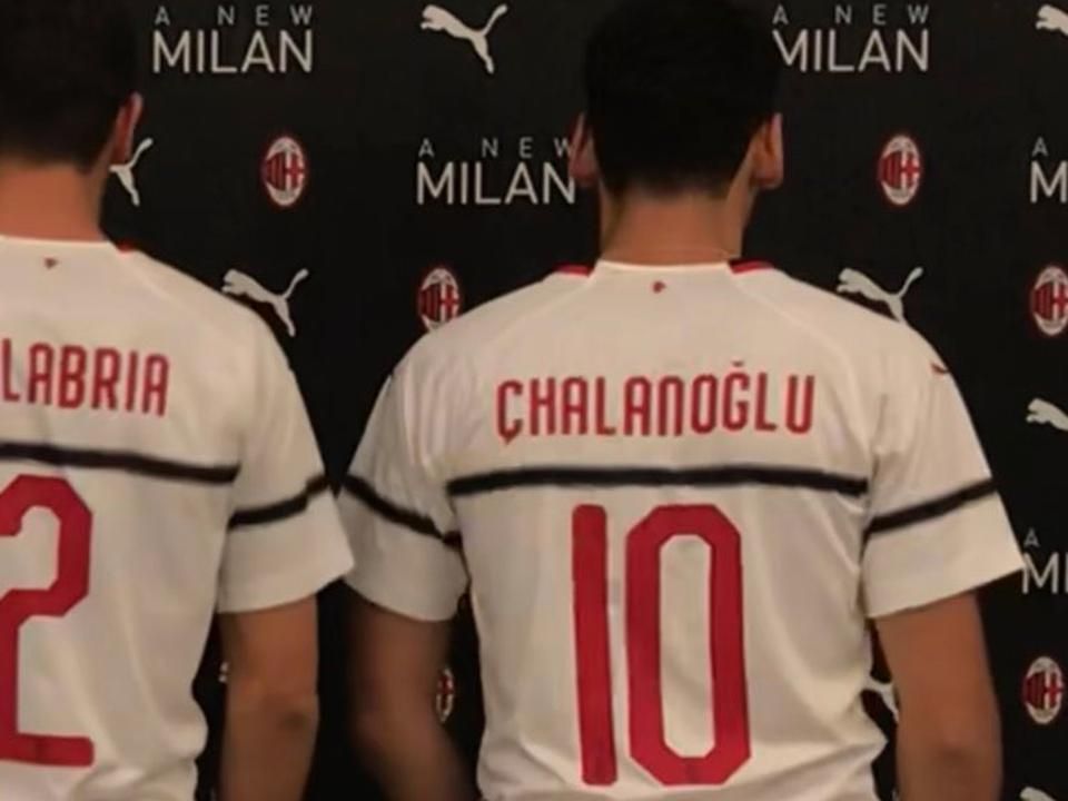 Calhanoglu nevét elírták a mezbemutatón (Fotó: Twitter/CalcioMercato)