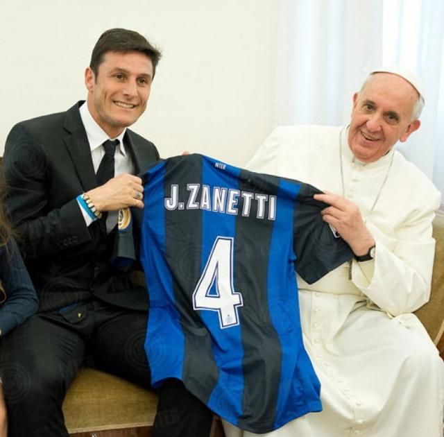 Javier Zanetti ajándékokkal kedveskedett Ferenc pápának (Fotók: La Repubblica)