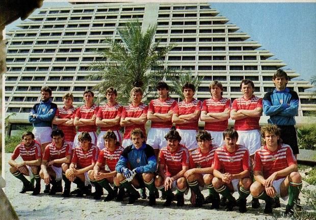 A magyar válogatott 1986-ban Katar fővárosában, a szálloda előtt
