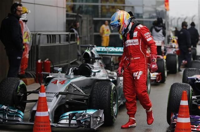 Fernando Alonso is próbálja megfejteni a Mercedes titkát