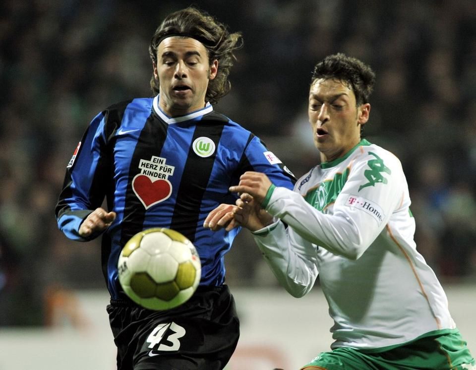 Barzagli 2009-ben a Wolfsburg játékosaként lett német bajnok; a brémai Mesut Özillel is megküzdhetett (Fotó: AFP)