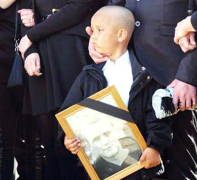 Alex Dziedzic édesapja fotójával a temetésen (Forrás: casualultra.com)