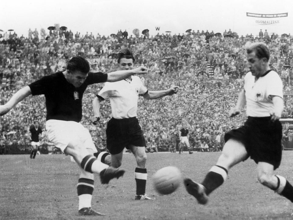 Puskás (balra) jobblábas lövését blokkolja Liebrich az 1954-es vb-döntőben (Fotó: AFP)