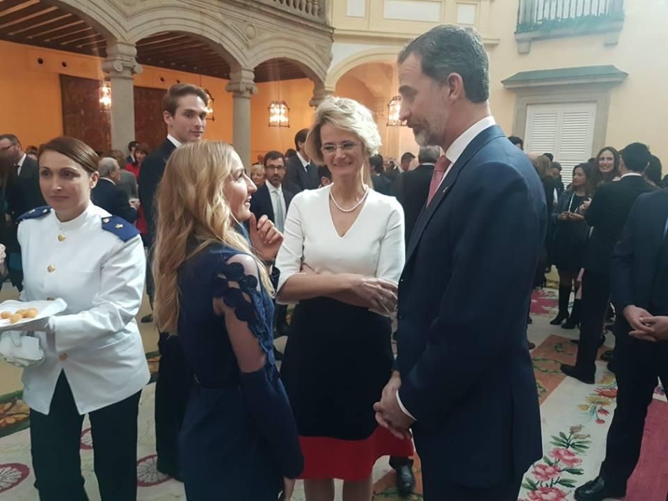 Sárosi Laura és Győri Enikő nagykövet VI. Fülöp spanyol királlyal beszélget (Fotó: Magyarország madridi nagykövetsége)