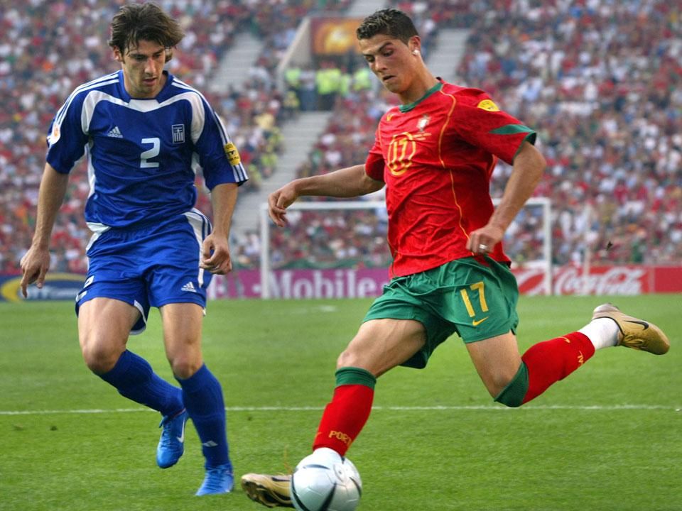 Cristiano Ronaldo (jobbra) 2004 júniusában lőtte első Eb-gólját a későbbi végső győztes görögök kapujába (Fotó: AFP)