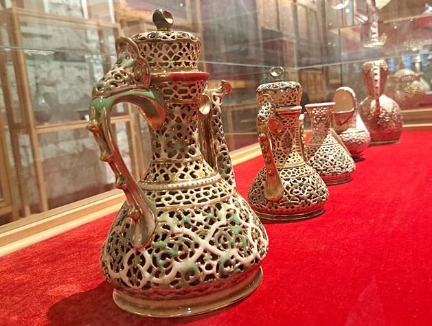 A Zsolnay vázákon látott rácsos arab motívumot a katari stadionokon is felismerhetjük