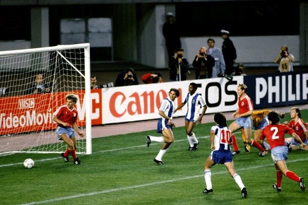 Rabah Madzser sarokkal küldi a labdát a Bayern kapujába az 1987-es BEK-döntőben (Fotó: Getty Images)