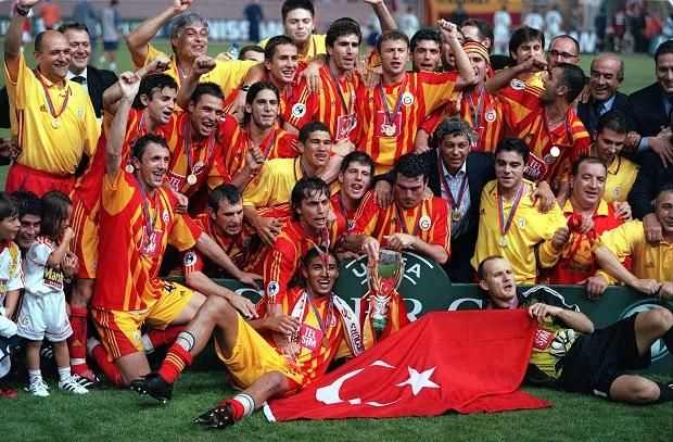2000 nyarán Fatih Terimet váltotta a Galatasaray kispadján, s rögvest európai Szuperkupához segítette a friss UEFA-kupa-győztes csapatot – a Real Madrid ellen (Fotó: Imago Images)