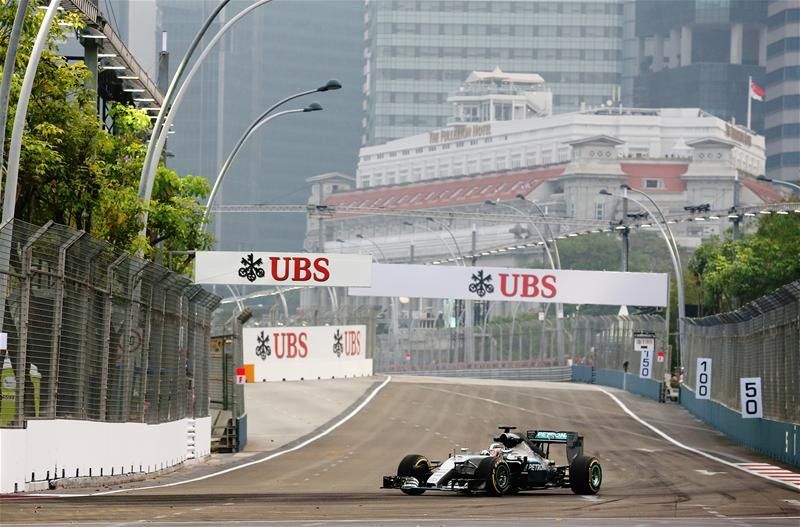Lewis Hamilton csapatfőnökével ellentétben nem különösen aggódott a pénteki negyedik helyezése után (Fotó: Action Images)