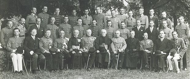 A Ludovika tanárai és volt növendékei között Filótás a középső sorban balról a harmadik