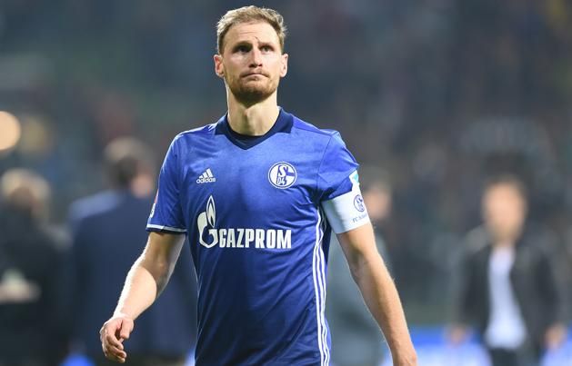 A védelem közepén: Benedikt Höwedes (Fotó: AFP)