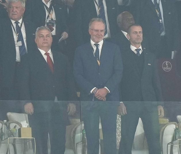 Orbán Viktor mellett Karl-Heinz Rummenigge, a Bayern München elnöke és  Aleksander Ceferin, az UEFA elnöke – balra mögöttük Csányi Sándor, az MLSZ elnöke
 (Fotó: Imago Images)