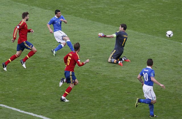 Az első gól, Di Natale elcsavarja a labdát Casillas mellett