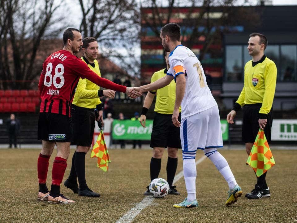Kézfogás a kezdés előtt  (Fotó: Sersztnyev Richárd/Dorogi FC)