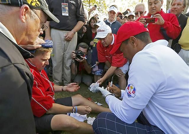 Tiger Woods aláírásával kártalanítja a sebesült nézőt (Fotó: Action Images)