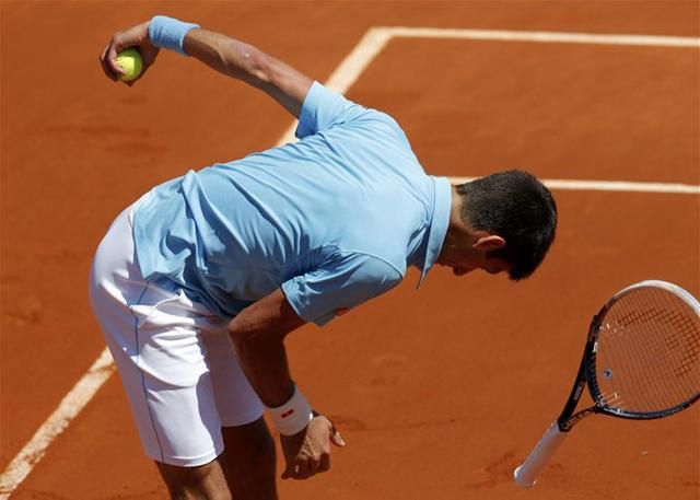 Novak Djokovics ütőt is tört, de végül legyőzte Ernests Gulbist (Fotó: Reuters)