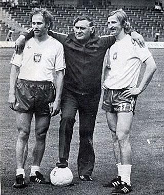 Lato balra, Szarmach jobbra, középen egy 
korábbi sikerkapitány, Kazimierz Górski (Forrás: rfbl.pl)