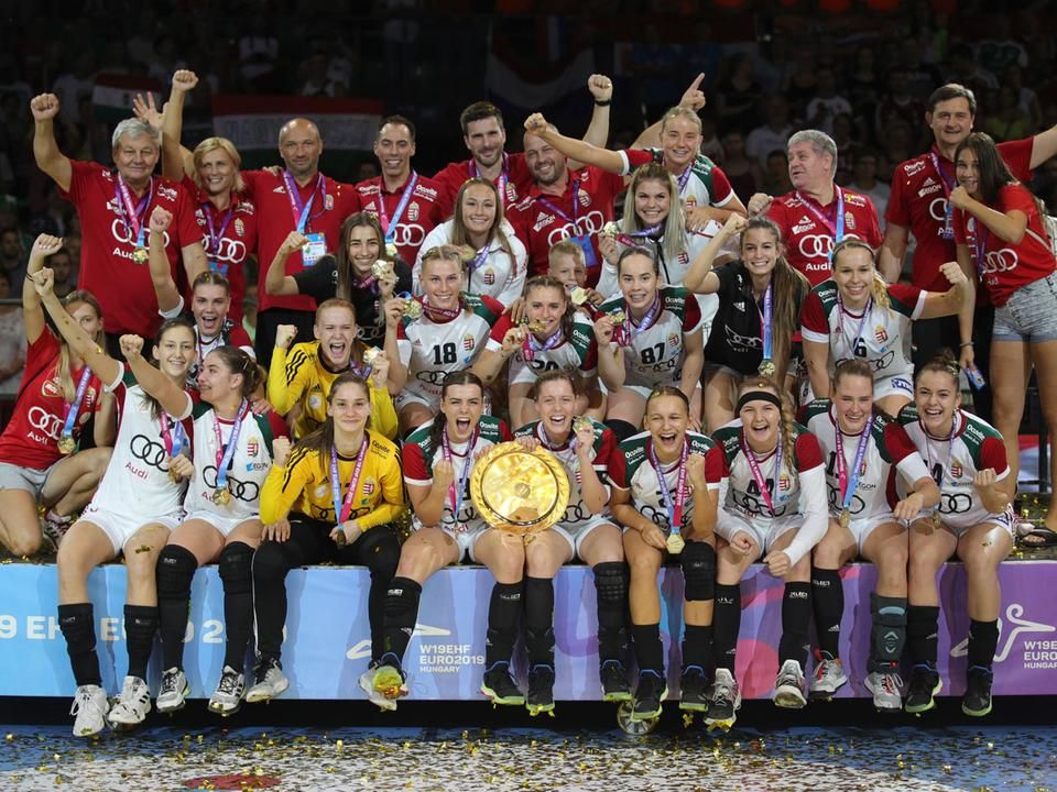 A friss Eb-győztes csapat a trófeával (Fotó: Török Attila)