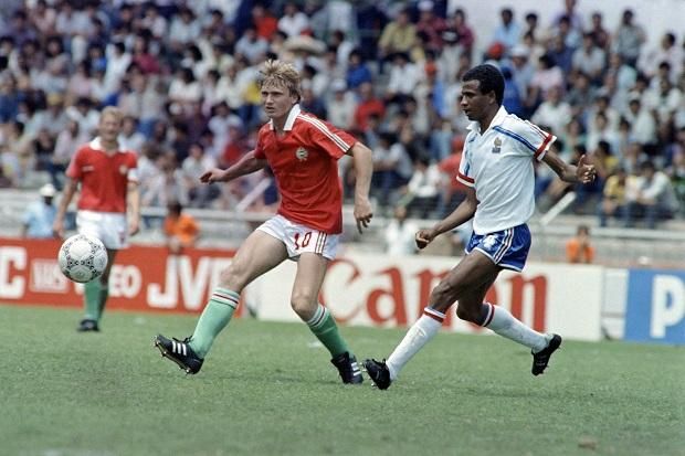 Az 1986-os vb Franciaország elleni csoportmeccsén Détári Lajos veszi át a labdát Jean Tigana kíséretében (Fotó: AFP)