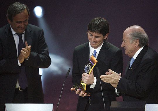 Lionel Messi a FIFA-díjjal (fotó: Reuters)