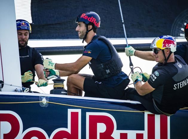 Daniel Ricciardo (középen) élvezte a vizes kalandot a Balatonon
