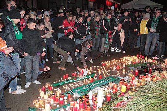 Szurkoló, sportoló egyaránt nehezen tér magához Enke halála után (Fotó: Reuters)