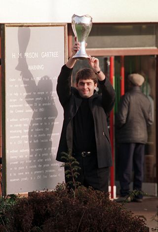 A 17 éves Ronnie elvitte az Egyesült Királyság
bajnoki trófeáját a börtönbe az apjához (Fotó: Getty Images)