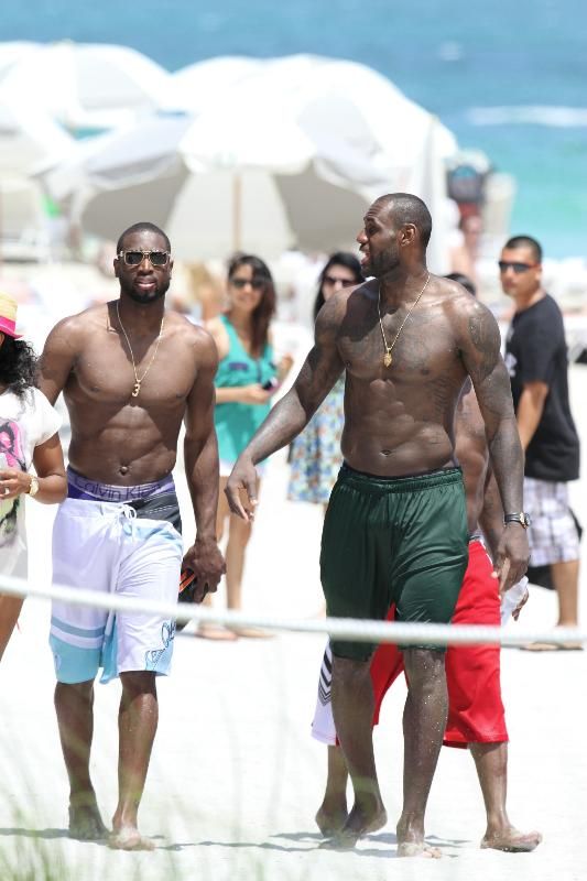 LeBron és Wade a strandon (forrás: necolebitchie.com)