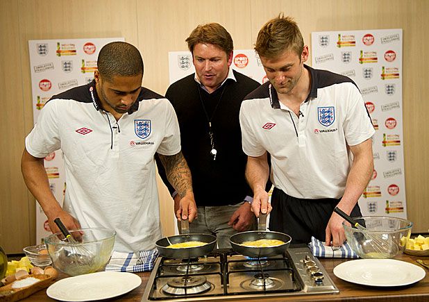 Glen Johnson és Robert Green ügyködik a tűzhely mellett (Fotó: digitalspy.co.uk)