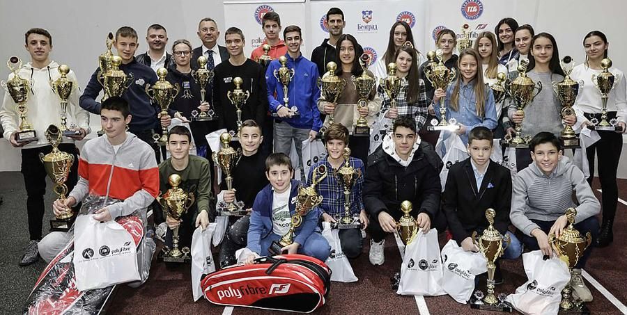 Djokovics szerb fiatalokkal (Fotó: Teniski savez Beograda/Facebook)
