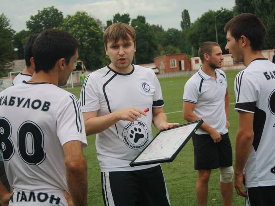 Anton Mozgovoj (középen) eligazítást tart épp az FK Galon egyik meccse előtt