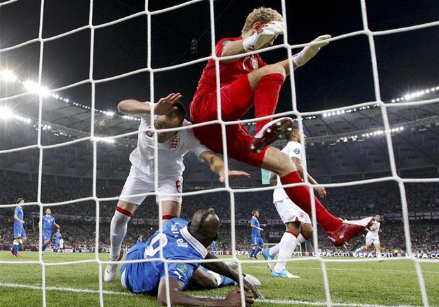 Mondhatni, szigorúan védekeztek az angolok, avagy Terry ismét a gólvonal mögött. Vagy nem? (Fotó: Action Images)