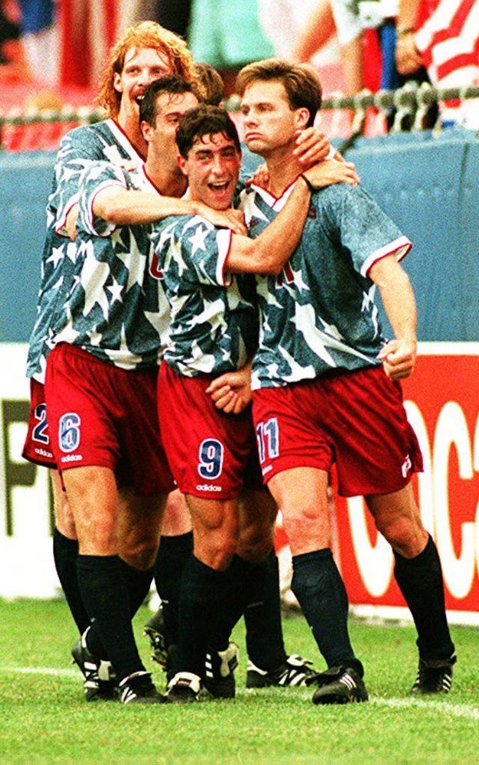 Eric Wynaldát ünnepli (balról) Alexi Lalas, John Harkes és Tab Ramos a svájciak elleni meccsen (Fotó: AFP)