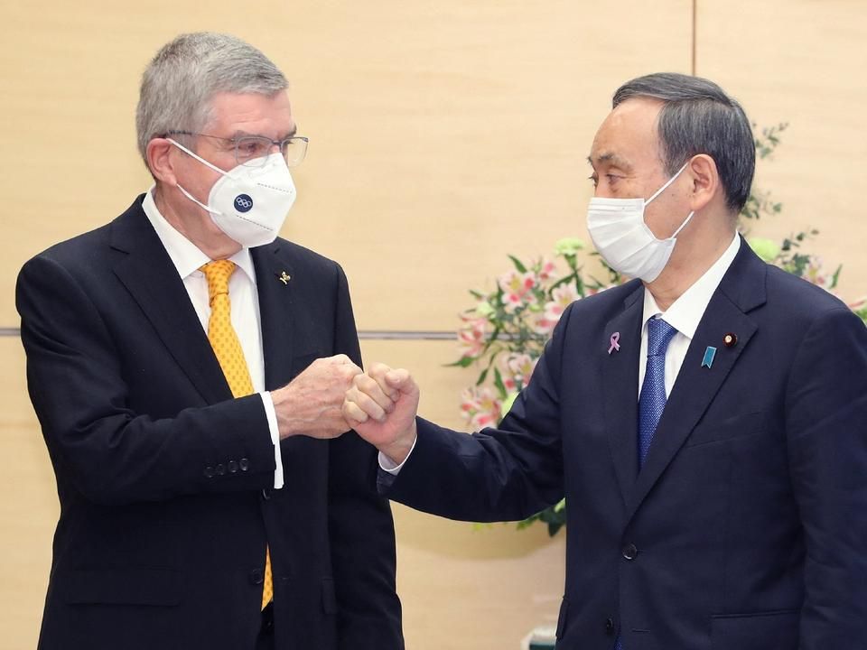 Thomas Bach NOB-elnök (balra) és Szuga Josihide, Japán miniszterelnöke nem engedte el az ötkarikás játékokat