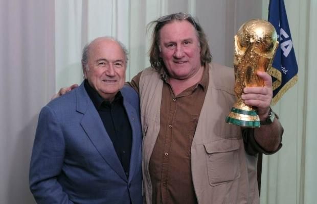 Sepp Blatterrel, a FIFA jelenlegi elnökével is jóban van Depardieu (Fotó: sofoot.com)
