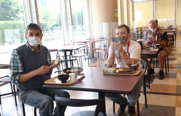 Úgy étkeznek a buborékban, mintha terráriumban élnének: plexifalakkal választják el őket, és csak táplálkozás közben vehetik le a maszkot (Fotó: Tumbász Hédi)