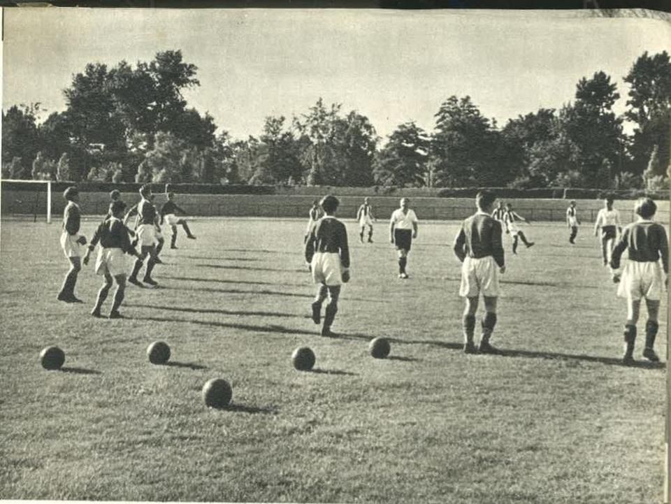 Az első, 1943-as országos bajnokságra 862 leventelabdarúgó-csapat nevezett – 805 pályára is lépett (Forrás: A leventeintézmény, Budapest, 1943)