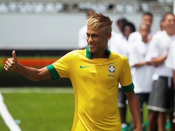 Neymar bemutatja az új brazil válogatott mezt (Forrás: sports.xin.msn.com)