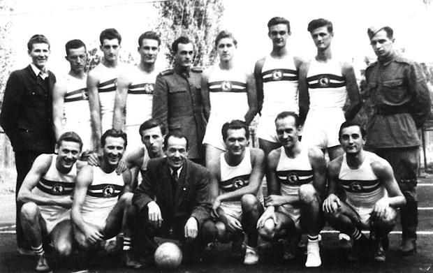 A később, 1955-ben Európa-bajnoki aranyérmet nyerő kosárlabdázó, Hódy László (az álló sorban balról a harmadik) a röplabdapályán is ponterős volt