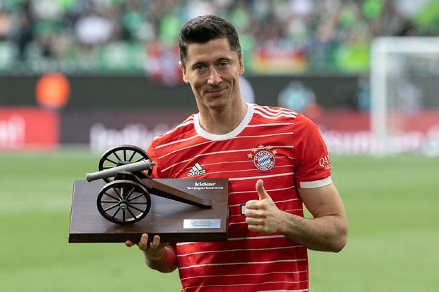 Robert Lewandowski átvette a gólkirálynak járó díjat (Fotó: AFP)